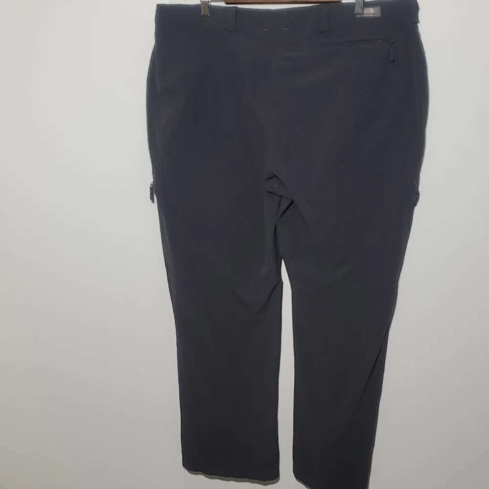 The North Face Men's Black Lightweight Hiking Cargo Pants Size 40